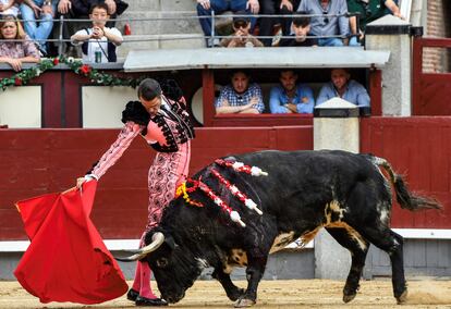 Uceda Leal, en un muletazo con la mano derecha a uno de sus toros.