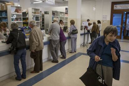 Uma idosa espera sua vez para ser atendida na farmácia.