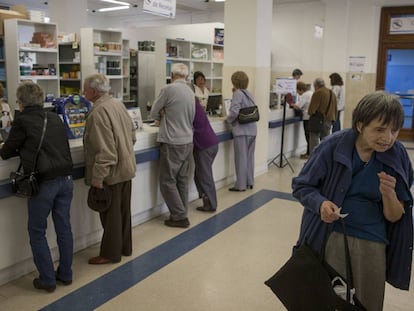 Una abuela espera su turno para ser atendida en la farmacia.