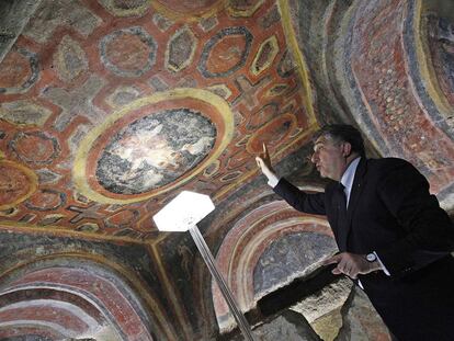 Un arqueólogo muestra uno de los frescos descubiertos gracias al láser en las catacumbas de Santa Tecla.