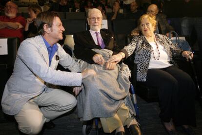Luis García Berlanga acudió ayer en silla de ruedas a la inauguración de la sala de cine que llevará su nombre.