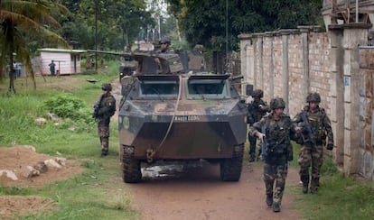 Soldados franceses vigila una calle en la Rep&uacute;blica Centroafricana.