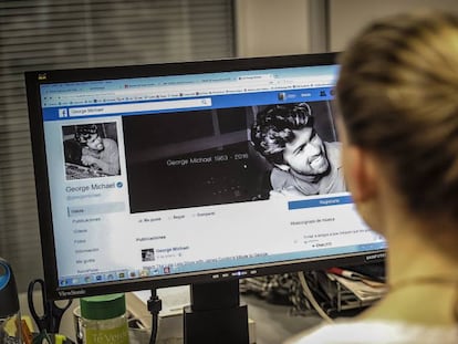 Una joven consulta la página de facebook de George Michael fallecido el 25 de diciembre de 2016.