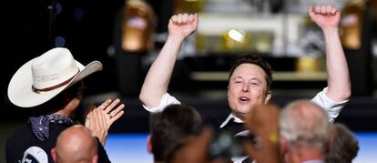 Elon Musk, fundador de Space X, celebra el éxito del lanzamiento.