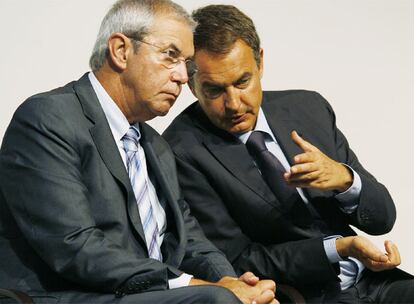 Rodríguez Zapatero (derecha) y el presidente de la Xunta, Pérez Touriño, en agosto de 2008.