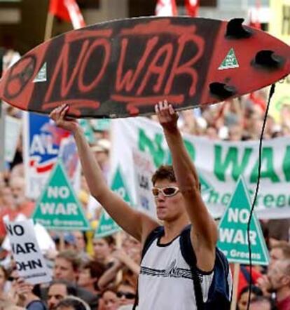 Una tabla de surf convertida en pancarta contra la guerra durante la manifestación celebrada en Sydney, en la que participaron unos quince mil ciudadanos. Los australianos mostraron su oposición a un conflicto apoyado por su Gobierno.