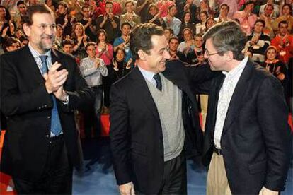 Ángel Acebes saluda al ministro del Interior francés, Nicolas Sarkozy, en presencia de Mariano Rajoy.