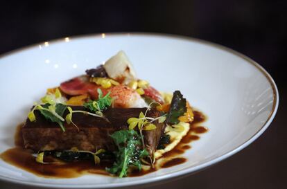 El plato principal de la cena: costillas marinadas y ahumadas en leña de frutales y acompañadas por langosta pochada en mantequilla aderezada con mantequilla al aroma de cítricos. Todo ello, sobre una cama de puré de maíz dulce, col rizada y nabos, calabacines y boniatos asados.