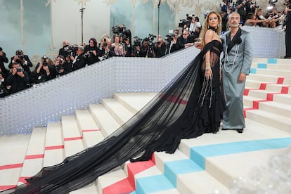 Rita Ora subió las escaleras acompañada de Taika Waititi. La cantante lució un vestido negro de Prabal Gurung con varios metros de cola.