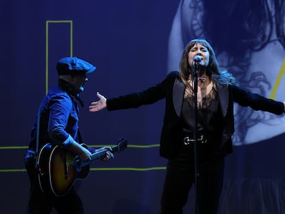 Encuentro del grupo musical Amaral con suscriptores de El País en el Teatro Pavón, en Madrid