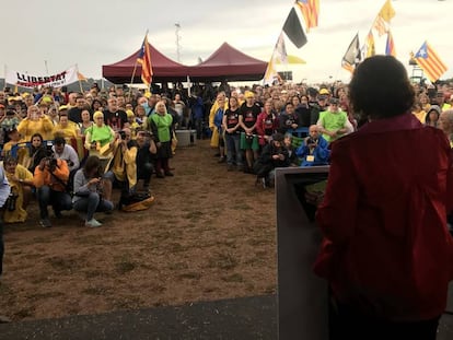 Fotografia de l'acte celebrat al costat de la presó de Lledoners publicada a Twitter pel diputat Joan Tardà.