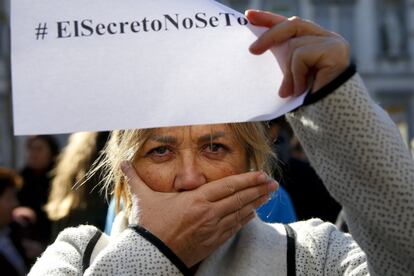 Con los teléfonos móviles en alto, "El secreto no se toca", "Sin periodismo no hay democracia" o "Juez, respeta nuestro derecho" son algunas de las reclamaciones que se han podido escuchar en la concentración, que ha tenido lugar este mediodía en la Plaza de la Villa de París.