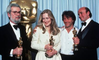 Robert Benton, Dustin Hoffman, Meryl Streep, Stanley R Jaffe, en la entrega de los premios Oscar. Streep obtuvo el Oscar a Mejor actriz por 'Kramer contre Kramer'.