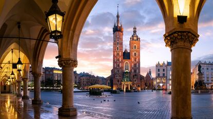 La basílica de Santa María (Cracovia), a través de unos arcos.