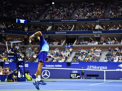 Djokovic sirve durante un partido en la Pista Arthur Ashe de Nueva York.