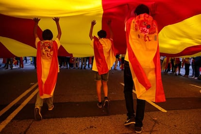 Jóvenes sujetan una de las bandera catalana durante la manifestación.