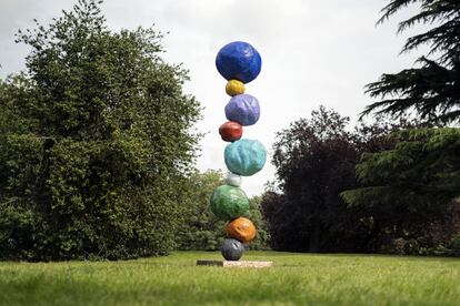 <b>Arte en el parque.</b> Frieze Sculpture es una de las exposiciones al aire libre más importantes de Inglaterra. Hasta el 31 de octubre, quienes paseen por Regent’s Park, en Londres, contemplarán las obras de 17 artistas como la británica Annie Morris, que aborda la maternidad a través de sus icónicas esferas de bronce en <i>Stack 9, Ultramarine Blue</i>. Más información: <a href="https://www.frieze.com/" target="_blank">frieze.com</a>