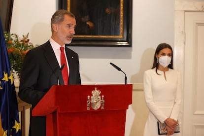 
Los Reyes iniciaron este martes una visita de Estado a Suecia. Es la primera de un monarca español en 42 años, si bien estuvieron como príncipes en 2005. En la imagen, Felipe y Letizia, durante un acto celebrado en la embajada de España en Estocolmo. 