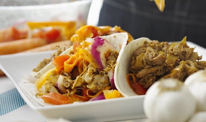 Braised pork shoulder tacos, one of the recipes prepared in EL PAÍS COCINA.