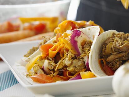 Tacos de paleta de cerdo estofada