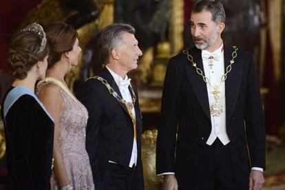 Felipe VI recibe al presidente Macri y su esposa, Juliana Awada, en el Palacio Real junto a la reina Leticia.