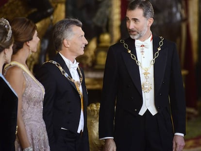 Felipe VI recibe al presidente Macri y su esposa, Juliana Awada, en el Palacio Real junto a la reina Leticia.