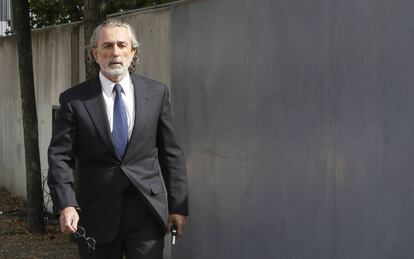 Correa camina hacia la sala del jucio de la trama Gürtel.