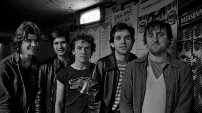 Itoiz, en una imagen de 1982. Desde la izquierda: Jean Maire Ecay (guitarra), Antton (teclados), Jimmy Arrabit (batería), Juan Carlos Pérez (voz y guitarra) y Foisis (bajo).