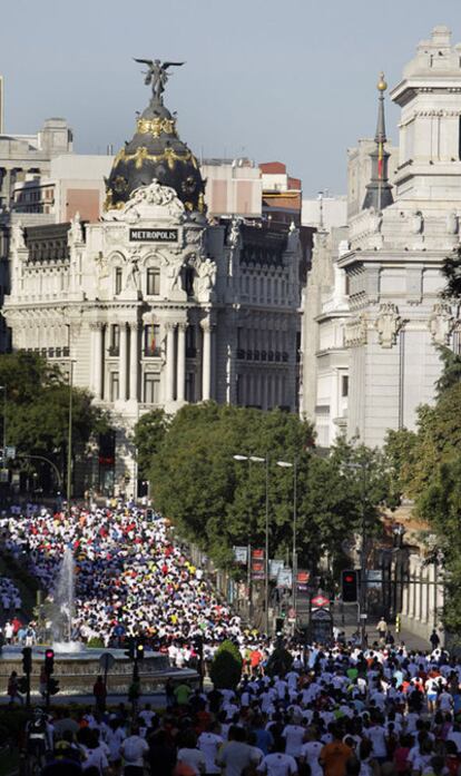 Los participantes de la carrera popular 'Madrid corre Madrid' suben de Cibeles a Gran Vía por la calle Alcalá.