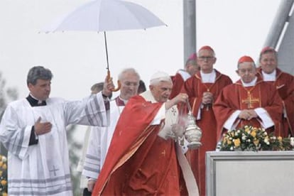 El papa Benedicto XVI, durante la misa al aire libre que ha oficiado hoy en Varsovia.