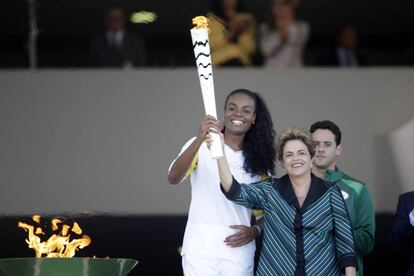 A presidenta Dilma e a atleta Fabiana seguram a tocha olímpica.