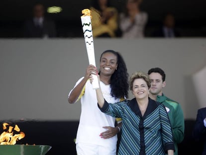 A presidenta Dilma e a atleta Fabiana seguram a tocha olímpica.