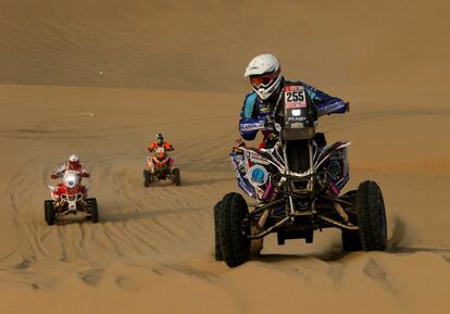 Gustavo Gallego conduce su Yamaha, le siguen Rafal Sonik (i) y Marcelo Medeiros (c), tambin de Yamaha, el 8 de enero durante la tercera etapa del Dakar.