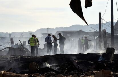 La onda expansiva ha causado numerosos daños en inmuebles y vehículos del entorno. En la imagen, un grupo de bomberos trabajan en la zona afectada.