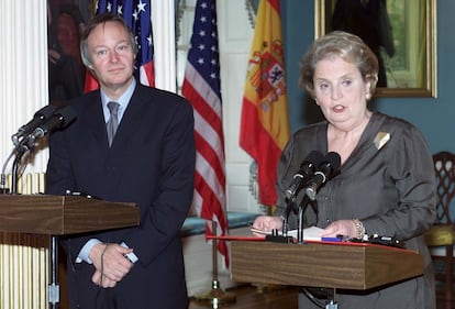 La secretaria de Estado estadounidense, Madeleine Albright, durante una conferencia de prensa junto a Josep Piqué, en agosto de 2000 en Washington, en su primera visita oficial a EE UU como ministro de Exteriores. 