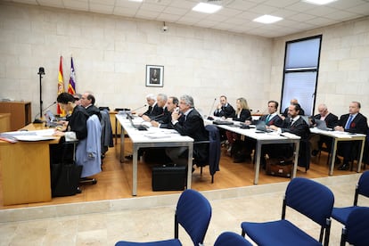 Bancada de la acusación en el juicio contra los investigadores del caso Cursach en Palma. En la primera fila, el fiscal  Tomás Herranz.