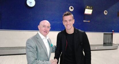 Lo Celso saluda a Serra, director deportivo del Betis.