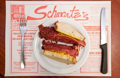 El famoso bocadillos de carne ahumada del restaurante Schwartz, en Montreal (Canadá).