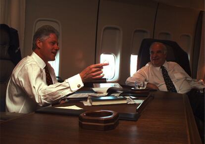 El ex presidente de los Estados Unidos, Bill Clinton, habla con el ex canciller alemán, Helmut Kohl, en un avión de Berlín a Francfurt.el 14 de mayo de 1998.