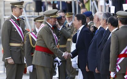 Ignacio González saluda al Rey a su llegada a El Escorial.