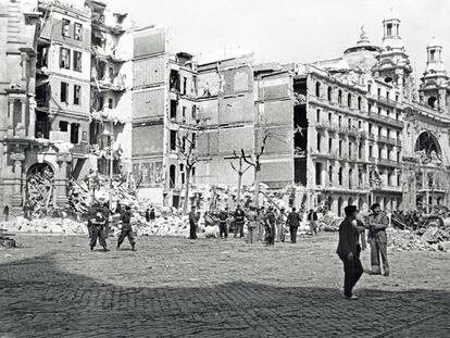 Imatge de la devastació provocada pel bombardeig a la Gran Via.