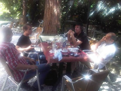 Foto de los integrantes de Los Enemigos tomada el pasado 6 de julio. En dicha comida, celebrada cerca de Madrid, los miembros de la banda se reunieron por vez primera en varios años y decidieron volver a los escenarios. En sentido de las agujas del reloj: Josele, Fino, Manolo y Chema 'Animal' Pérez.