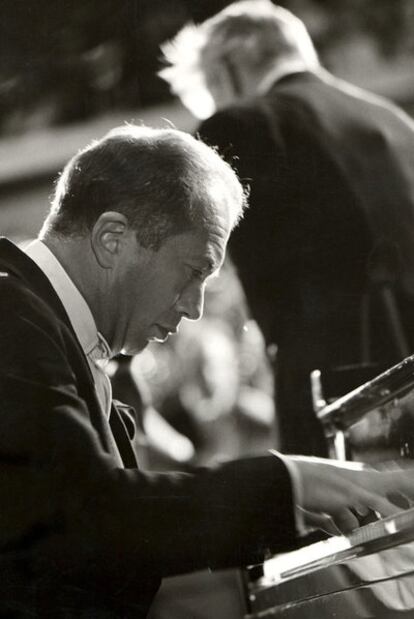 El pianista Alexis Weissenberg, dirigido por Herbert von Karajan.