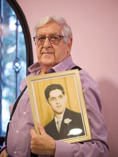 Manuel Alvera Llames, con una fotografía del día de su boda.