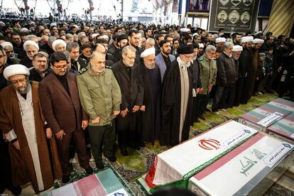 Cientos de miles de personas participan este lunes en los actos en Teherán por el funeral del general Qasem Soleimani, muerto la semana pasada en un bombardeo estadounidense en Irak. Las ceremonias que han estado encabezadas por el líder supremo iraní, el ayatolá Alí Jamenei, en el centro de la imagen.
