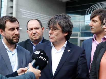 Toni Comín (l) and Carles Puigdemont (c) outside the European Parliament on Wednesday.