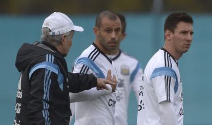 Sabella da instrucciones a Mascherano y Messi