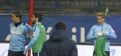 Mandzukic, Raúl García y Fernando Torres, en un entrenamiento. 