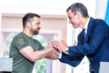 Volodímir Zelenski y  Pedro Sánchez, este lunes en La Moncloa.