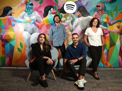 De izquierda a derecha: Carolina Iglesias, Javier Pereira, Eduardo Alonso y María Mínguez en las oficinas de Spotify en Madrid.